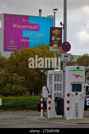 Borne de recharge et grande affiche pour l'acier climatique à l'usine ThyssenKrupp Steel Europe, Bochum, région de la Ruhr, Rhénanie du Nord-Westphalie, Allemagne Banque D'Images