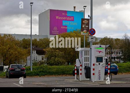 Borne de recharge et grande affiche pour l'acier climatique à l'usine ThyssenKrupp Steel Europe, Bochum, région de la Ruhr, Rhénanie du Nord-Westphalie, Allemagne Banque D'Images