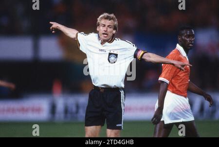 Football, firo : 04/24/1996 Championnat d'Europe de football préparation au Championnat d'Europe Euro, match amical, préparation au match international de 1996, photos d'archives, photos d'archives, archives Allemagne - pays-Bas, Hollande 0:1 Jurgen Klinsmann, demi-chiffre, geste Banque D'Images