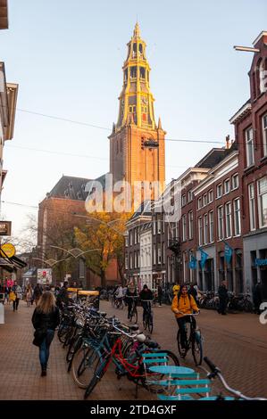 Groningen, pays-Bas - 16 novembre 2018. L'A kerk, une église célèbre dans le centre-ville de Groningen, vue ici dans la lumière d'heure dorée. Banque D'Images