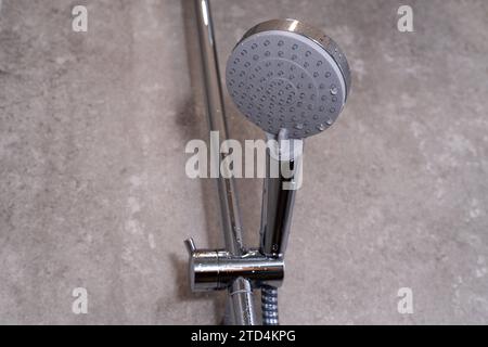 Bavière, Allemagne - 26 novembre 2023 : pomme de douche dans une salle de bain *** Brausekopf einer Dusche in einem Badezimmer Banque D'Images