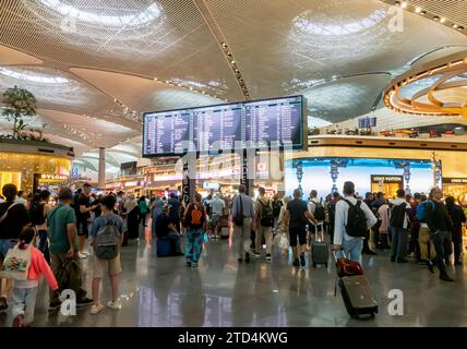 Touristes en départs internationaux Tableau horaire à Istanbul Havalimani Airport - IST Airport interior, Turquie Banque D'Images