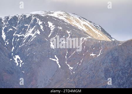 Marcheurs lors de l'ascension finale du Ben Nevis dans la neige à pâques, photographiés du côté ouest, en Écosse Banque D'Images