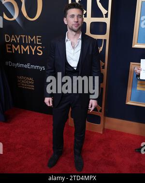 Billy Flynn arrive à la 50e cérémonie annuelle des Daytime Emmy Awards qui se tient à l'hôtel The Westin Bonaventure à Los Angeles, CA, le vendredi 15 décembre 2023. (Photo de Sthanlee B. Mirador/Sipa USA) Banque D'Images