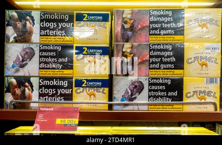 Cartouches de cigarettes Camel avec une étiquette de prix vendus sur l'étagère dans un magasin duty free à Tbilissi en Géorgie. Avertissements dangers pour la santé liés au tabagisme Banque D'Images
