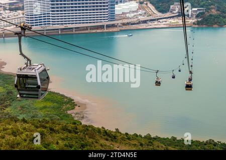 Télécabine bicable Ngong Ping sur l'île de Lantau à Hong Kong, Chine. Banque D'Images