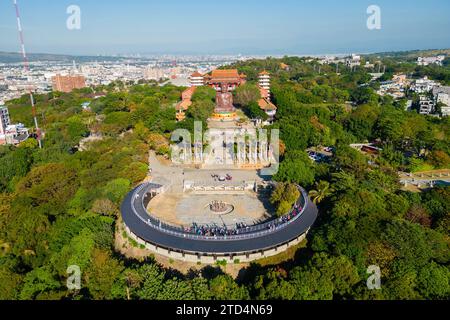 Vue aérienne d'une statue bouddhiste géante dans la ville de changhua, taiwan Banque D'Images