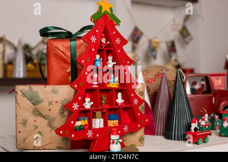 Maisons de jouets en bois et chandelier de noël sur la vitrine de magasin décorant pour le nouvel an et Noël Banque D'Images