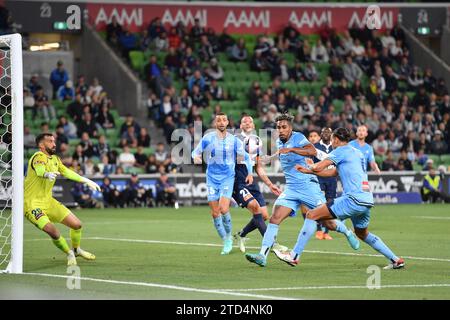 MELBOURNE, AUSTRALIE 16 décembre 2023. Fabio Gomes Netto regarde le ballon alors qu'il se dirige vers le gardien Paul Izzo (20) de Melbourne Victory et le filet de victoire lors de la A Leagues Soccer, Melbourne Victory FC contre Sydney FC au AAMI Park de Melbourne. Crédit : Karl Phillipson/Alamy Live News Banque D'Images