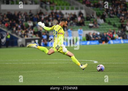 MELBOURNE, AUSTRALIE 16 décembre 2023. Le gardien de but de Melbourne Victory Paul Izzo (20) lors des A Leagues Soccer, Melbourne Victory FC contre Sydney FC au AAMI Park de Melbourne. Crédit : Karl Phillipson/Alamy Live News Banque D'Images