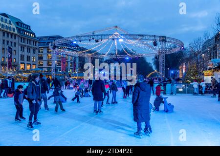 Eisbahn Kö on Ice, Am Nordende der Königsallee, Weihnachtsmarkt, t in Düsseldorf, NRW, Deutschland Eisbahn Kö *** Patinoire Kö on Ice, à l'extrémité nord de Königsallee, marché de Noël, t in Düsseldorf, NRW, Allemagne Patinoire Kö Banque D'Images