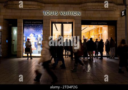 Weihnachtseinkäufe auf der Königsallee, Kö, Weihnachtsbeleuchtung, Luxusgeschäfte, Louis Vuitton, Prada, in der Innenstadt von Düsseldorf, NRW, Deutschland Weihnachtsshopping *** achats de Noël sur Königsallee, Kö, lumières de Noël, magasins de luxe, Louis Vuitton, Prada, dans le centre-ville de Düsseldorf, NRW, Allemagne shopping de Noël Banque D'Images