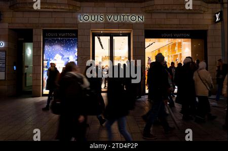 Weihnachtseinkäufe auf der Königsallee, Kö, Weihnachtsbeleuchtung, Luxusgeschäfte, Louis Vuitton, Prada, in der Innenstadt von Düsseldorf, NRW, Deutschland Weihnachtsshopping *** achats de Noël sur Königsallee, Kö, lumières de Noël, magasins de luxe, Louis Vuitton, Prada, dans le centre-ville de Düsseldorf, NRW, Allemagne shopping de Noël Banque D'Images