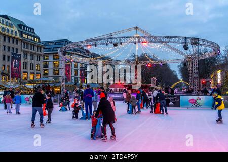 Eisbahn Kö on Ice, Am Nordende der Königsallee, Weihnachtsmarkt, t in Düsseldorf, NRW, Deutschland Eisbahn Kö *** Patinoire Kö on Ice, à l'extrémité nord de Königsallee, marché de Noël, t in Düsseldorf, NRW, Allemagne Patinoire Kö Banque D'Images