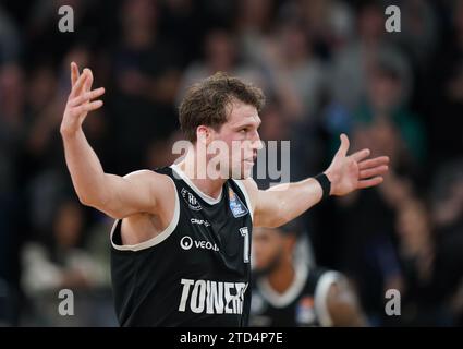 15 décembre 2023, Hambourg : basketball : Bundesliga, journée de match 11, tour principal, Hamburg Towers - Walter Tigers Tübingen, dans l'arène edel-optics.de. Lukas Meisner de Hambourg en action. Photo : Marcus Brandt/dpa Banque D'Images