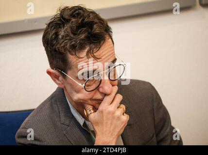 16 décembre 2023, Brême : Masha Gessen, publiciste américaine, monte sur le podium de la remise du Prix Hannah Arendt dans la salle F61. L’événement initialement prévu pour vendredi avec la remise du prix à Masha Gessen s’est déroulé à plus petite échelle. C'est la réaction des organisateurs au retrait des fondations Heinrich Böll des gouvernements fédéral et des États de la cérémonie de remise des prix au Sénat de Brême. Photo : Focke Strangmann/dpa Banque D'Images