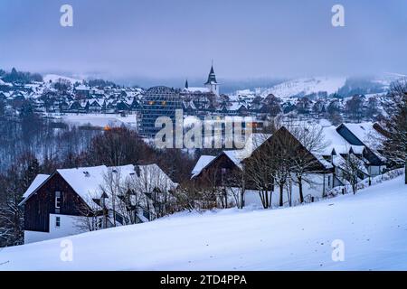 Die verschneite Stadtansicht von Winterberg in der Abenddämmerung, Sauerland, Nordrhein-Westfalen, Deutschland | Paysage urbain enneigé de Winterberg at d Banque D'Images