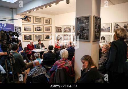 16 décembre 2023, Brême : Masha Gessen (arrière, au centre l), publiciste des Etats-Unis, assiste à la remise du Prix Hannah Arendt dans la salle F61. L’événement initialement prévu pour vendredi avec la remise du prix à Masha Gessen s’est déroulé à plus petite échelle. Les organisateurs réagissaient au retrait des fondations Heinrich Böll des gouvernements fédéral et des États de la cérémonie de remise des prix au Sénat de Brême. Photo : Focke Strangmann/dpa Banque D'Images