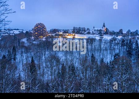 Die verschneite Stadtansicht von Winterberg in der Abenddämmerung, Sauerland, Nordrhein-Westfalen, Deutschland | Paysage urbain enneigé de Winterberg at d Banque D'Images