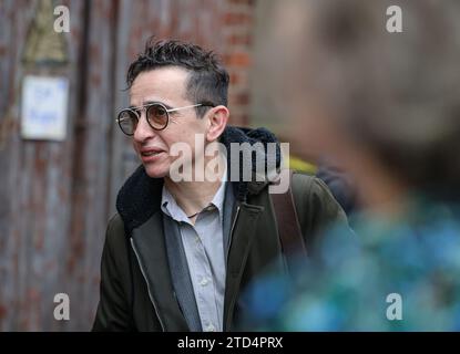 16 décembre 2023, Brême : Masha Gessen, publiciste américaine, remettra le prix Hannah Arendt dans la salle de conférence F61. L’événement initialement prévu pour vendredi avec la remise du prix à Masha Gessen s’est déroulé à plus petite échelle. C'est la réaction des organisateurs au retrait des fondations Heinrich Böll des gouvernements fédéral et des États de la cérémonie de remise des prix au Sénat de Brême. Photo : Focke Strangmann/dpa Banque D'Images