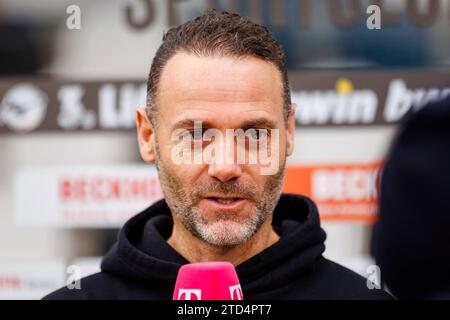 Alexander Ende (SC Verl, entraîneur) im Interview mit Magenta Sport GER, SC Verl vs SSV Ulm 1846, Fussball, 3. Liga, 19. Spieltag, Spielzeit 2023/2024, 16.12.2023 les règlements de la LDF interdisent toute utilisation de photographes comme séquences d'images et/ou quasi-vidéo. Photo : Eibner-Pressefoto / Jan Strohdiek Banque D'Images