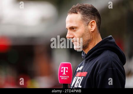 Alexander Ende (SC Verl, entraîneur) im Interview mit Magenta Sport GER, SC Verl vs SSV Ulm 1846, Fussball, 3. Liga, 19. Spieltag, Spielzeit 2023/2024, 16.12.2023 les règlements de la LDF interdisent toute utilisation de photographes comme séquences d'images et/ou quasi-vidéo. Photo : Eibner-Pressefoto / Jan Strohdiek Banque D'Images