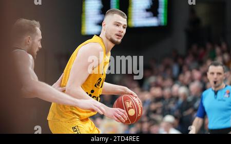 15 décembre 2023, Hambourg : basketball : Bundesliga, journée de match 11, tour principal, Hamburg Towers - Walter Tigers Tübingen, dans l'arène edel-optics.de. Kriss Helmanis de Tübingen en action. Photo : Marcus Brandt/dpa Banque D'Images