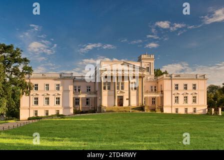 Palace, aujourd'hui collège à Miłosław, Wielkopolskie, Pologne Banque D'Images