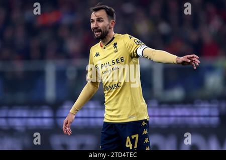 Gênes, Italie. 15 décembre 2023. Milan Badelj de Gênes CFC gestes lors du match de football Serie A entre Genoa FC et Juventus FC au Stadio Luigi Ferraris le 15 2023 décembre à Gênes, Italie . Crédit : Marco Canoniero/Alamy Live News Banque D'Images