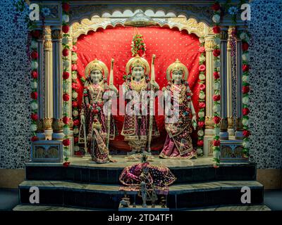 03 05 2019 Vintage Old RAM Lakshman Sita idole à Ramji Mandir, Kukadia Idar Sabarkantha, Gujarat, Inde, Asie Banque D'Images