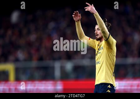 Gênes, Italie. 15 décembre 2023. Radu Dragusin de Gênes CFC gestes lors du match de football Serie A entre Genoa FC et Juventus FC au Stadio Luigi Ferraris le 15 2023 décembre à Gênes, Italie . Crédit : Marco Canoniero/Alamy Live News Banque D'Images