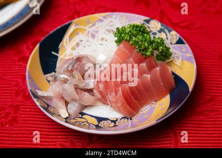 Sashimi japonais au thon rouge et maquereau. Banque D'Images