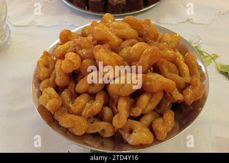 Traditionnel très sucré, croquant sud-africain, Voortrekker, Boere, délicatesse, koeksuster, koesister, koeksister, cuit maison, fondant dans la bouche tast Banque D'Images