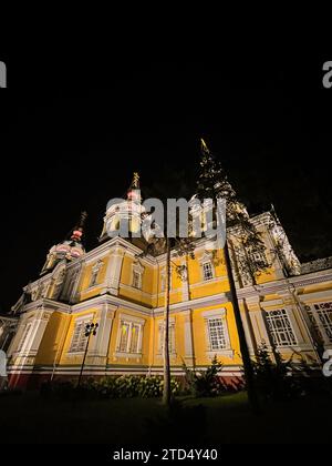 Cathédrale orthodoxe dans le parc à Almaty la nuit. Banque D'Images