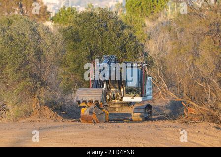 Bulldozer au parc naturel de Guadalhorce, amélioration des frontières de la lagune, Malaga, Andalousie, Espagne. Banque D'Images