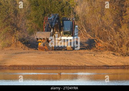 Bulldozer au parc naturel de Guadalhorce, amélioration des frontières de la lagune, Malaga, Andalousie, Espagne. Banque D'Images