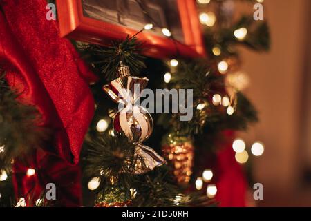 Décoration de Noël en forme de bonbon accroché aux branches d'un arbre de Noël Banque D'Images