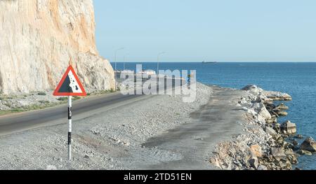 Falling / Fallen Rocks signe Khasab Coastal Road 02 à Musandam, Oman Banque D'Images