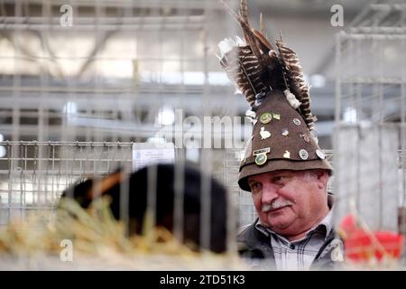 16 décembre 2023, Saxe, Leipzig : Emil Wetzter, éleveur de Bavière, tient un lapin de la race 'Farbenzwerge'. L'animal fait partie du 36e Federal Rabbit Show, où les éleveurs de toute l'Allemagne exposeront environ 25 000 lapins jusqu'à dimanche (17.12.2023). Photo : Sebastian Willnow/dpa Banque D'Images