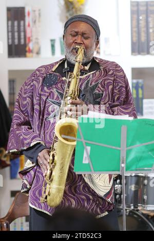 New York, États-Unis. 15 décembre 2023. Salim Washington se produit lors de la célébration du livre pour « A Strange Celestial Road : My Time in the Sun Ra Arkestra » d’Ahmed Abdullah, qui s’est tenue au Brooklyn Circus Soho à New York, NY le 15 décembre 2023 (photo de Udo Salters Photography) crédit : SIPA USA/Alamy Live News Banque D'Images