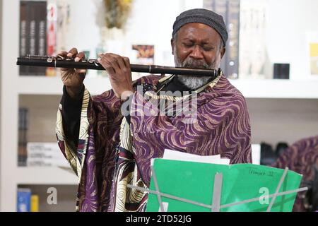 New York, États-Unis. 15 décembre 2023. Salim Washington se produit lors de la célébration du livre pour « A Strange Celestial Road : My Time in the Sun Ra Arkestra » d’Ahmed Abdullah, qui s’est tenue au Brooklyn Circus Soho à New York, NY le 15 décembre 2023 (photo de Udo Salters Photography) crédit : SIPA USA/Alamy Live News Banque D'Images