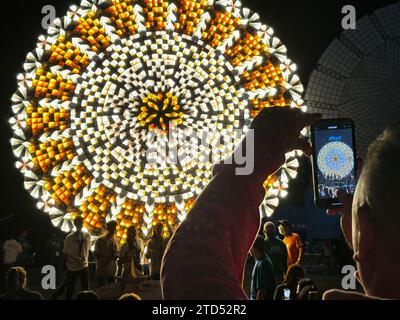 San Fernando City, Pampanga, Philippines. 16 décembre 2023. Dix lanternes géantes de Noël ont ébloui la foule lors du 115e Festival des lanternes géantes, également connu sous le nom de Ligligan Parul, dans la ville de San Fernando à Pampanga, aux Philippines. Le festival Yuletide, qui date de 1904, trouve son origine dans un rituel religieux connu sous le nom de « lubenas ». (Image de crédit : © Sherbien Dacalanio/Alamy Live News) Banque D'Images