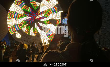 San Fernando City, Pampanga, Philippines. 16 décembre 2023. Dix lanternes géantes de Noël ont ébloui la foule lors du 115e Festival des lanternes géantes, également connu sous le nom de Ligligan Parul, dans la ville de San Fernando à Pampanga, aux Philippines. Le festival Yuletide, qui date de 1904, trouve son origine dans un rituel religieux connu sous le nom de « lubenas ». (Image de crédit : © Sherbien Dacalanio/Alamy Live News) Banque D'Images