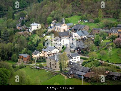 Village de Frahan, situé dans un méandre de la Semois dans les Ardennes belges Banque D'Images