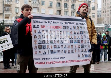 Kiev, Ukraine. 16 décembre 2023. Des militants portant des banderoles lors d'une action près du conseil municipal de Kiev avec la demande d'allouer plus d'argent du budget de la ville pour les forces armées ukrainiennes le 16 décembre 2023 à Kiev, en Ukraine. Crédit : SOPA Images Limited/Alamy Live News Banque D'Images