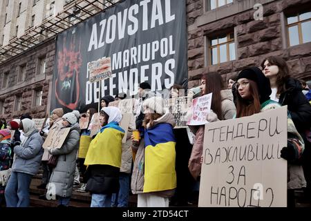 Kiev, Ukraine. 16 décembre 2023. Des militants portant des banderoles lors d'une action près du conseil municipal de Kiev avec la demande d'allouer plus d'argent du budget de la ville pour les forces armées ukrainiennes le 16 décembre 2023 à Kiev, en Ukraine. Crédit : SOPA Images Limited/Alamy Live News Banque D'Images