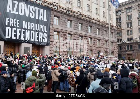 Kiev, Ukraine. 16 décembre 2023. Des militants portant des banderoles lors d'une action près du conseil municipal de Kiev avec la demande d'allouer plus d'argent du budget de la ville pour les forces armées ukrainiennes le 16 décembre 2023 à Kiev, en Ukraine. Crédit : SOPA Images Limited/Alamy Live News Banque D'Images