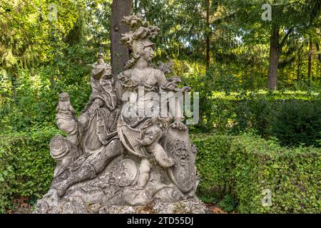 Skuptur im Rokoko Hofgarten von Schloss Veitshöchheim, Unterfranken, Bayern, Deutschland | Sculpture dans les jardins rococo du palais de Veitshöchheim, V. Banque D'Images