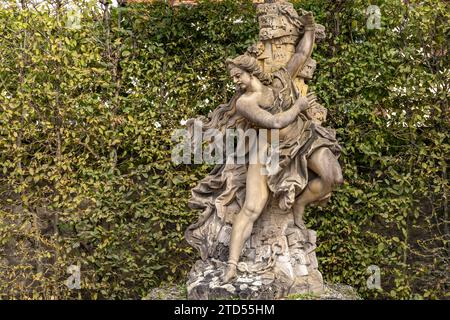 Skuptur im Rokoko Hofgarten von Schloss Veitshöchheim, Unterfranken, Bayern, Deutschland | Sculpture dans les jardins rococo du palais de Veitshöchheim, V. Banque D'Images