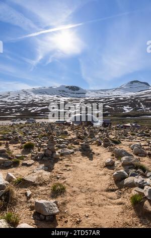 Un instantané vertical d'été capturant le centre du cercle polaire arctique et les pyramides de pierre construites à la main sous un ciel bleu vif à Rana, Nordland, Norvège Banque D'Images